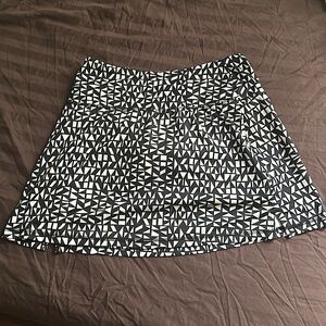 Xersion althletic skirt, black and white design!